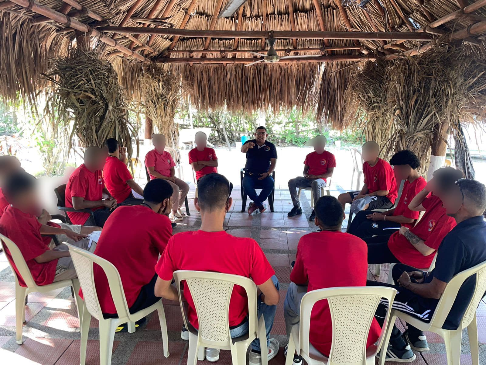 Círculo de reflexión terapéutica comunitaria en la sede campestre de Caracolí, Malambo